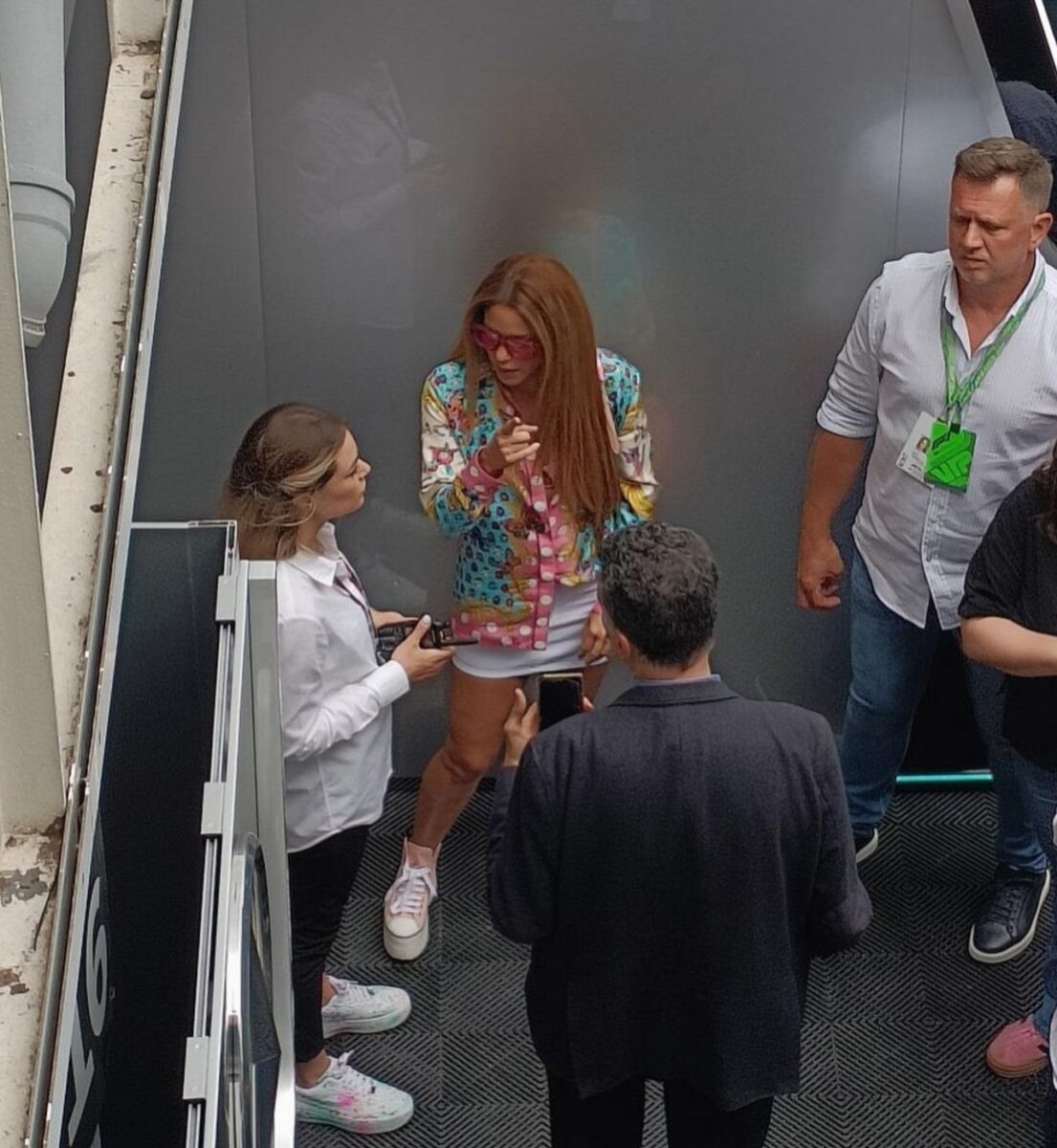 Por esta razón Shakira tuvo que regresar a Barcelona 1 Por esta razón Shakira tuvo que regresar a Barcelona Shakira regresó con sus hijos a Barcelona y estuvo en primera fila en el evento de fórmula 1, Gran Premio de España.