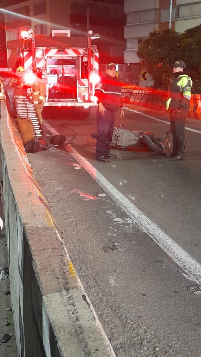 Motociclista cae al caño de la Av. NQS en aparentes piques