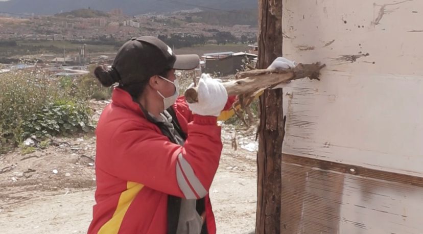 Desmontaron 11 viviendas en zona de alto riesgo de Ciudad Bolívar 1 Desmontaron 11 viviendas en zona de alto riesgo de Ciudad Bolívar Desde la secretaría de Seguridad se informó que el Comando Ambiental llevó a cabo un operativo en el sector de Cedritos sur, ubicado cerca de la Quebrada Caño Galindo de la localidad de Ciudad Bolívar. Fueron un total de 11 estructuras que estaban deshabitadas, las que fueron desmontadas y que al parecer pretendían ser utilizadas para estafar personas que están en búsqueda de vivienda.