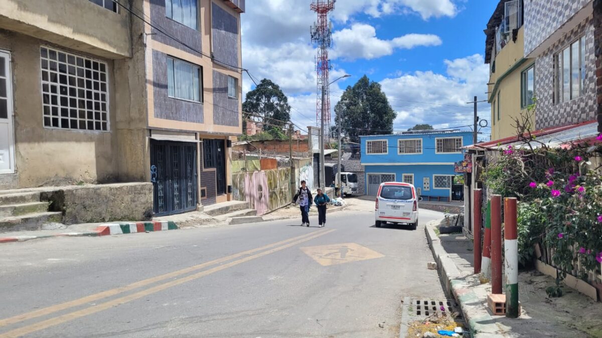 A bala asesinaron a Giovanny en Ciudad Bolívar Giovanny Benavides falleció tras recibió seis impactos de bala cuando se encontraba dentro de un carro en Ciudad Bolívar.