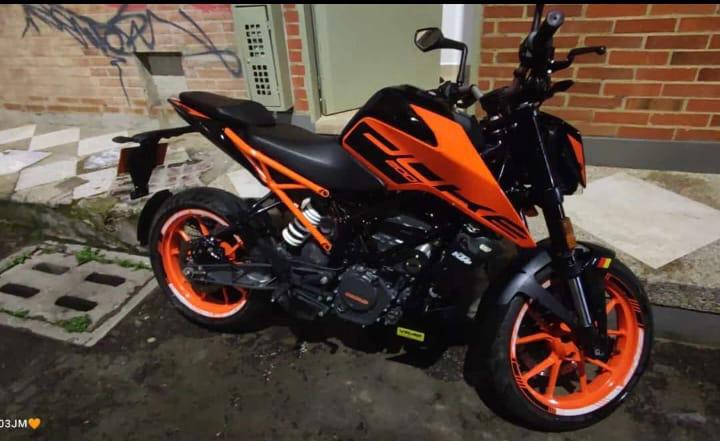 En video: Así se robaron una motocicleta en Mosquera 1 En video: Así se robaron una motocicleta en Mosquera En video de cámaras de seguridad quedó registrado en momento en el que delincuentes se roban una motocicleta Duke 200 ng, avaluada en $14 millones en el municipio de Mosquera en Cundinamarca.