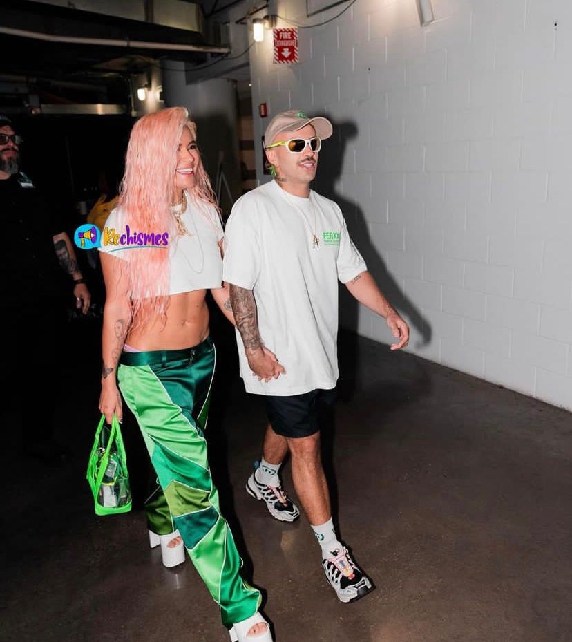 ¡Karol G y Feid confirman su romance! Llegaron agarrados de la mano a un concierto Karol G y Feid llegaron al Miami Dade Arena agarraditos de las manos, lo que confirmaría su amor. Sus fanáticos están demasiados emocionados por la noticia.