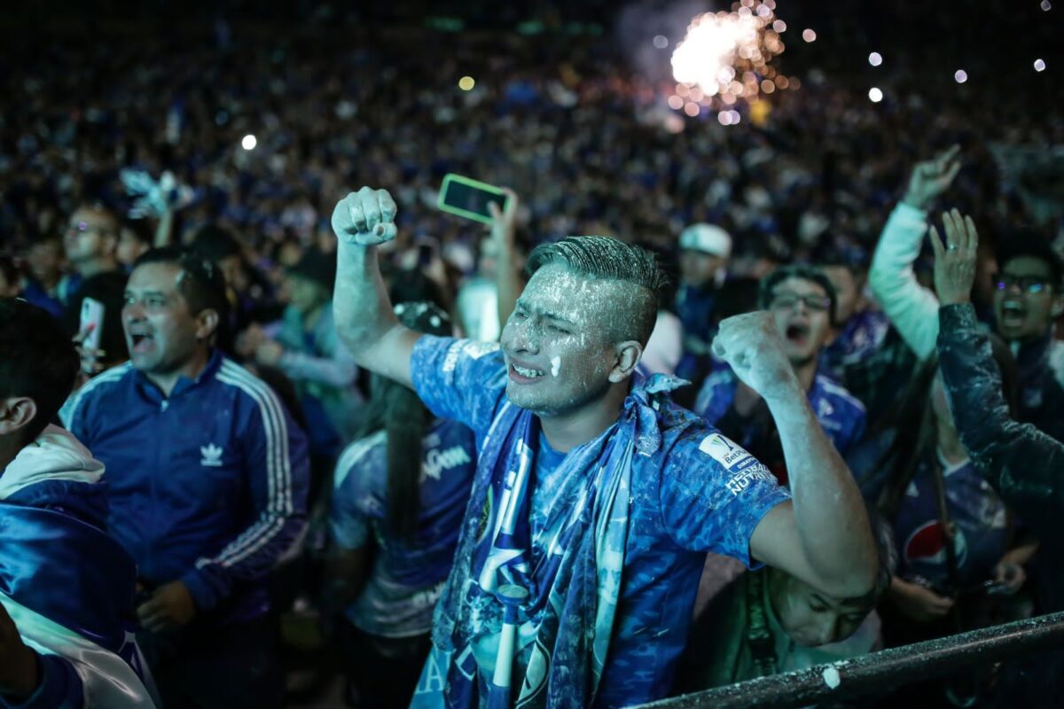 Pille si quedó ponchado en las cámaras de Q’HUBO y llévese un regalo 11 Pille si quedó ponchado en las cámaras de Q’HUBO y llévese un regalo Si usted fue de las personas que asistió al estadio Nemesio Camacho El Campín para vivir el partido de la gran final del fútbol profesional colombiano donde Millonarios salió campeón ante Nacional, puede ser el feliz ganador de un premio que Q’HUBO tiene para usted.