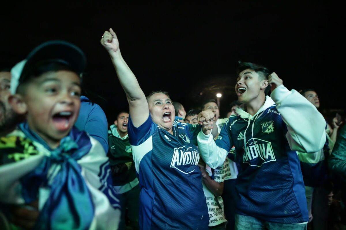 Pille si quedó ponchado en las cámaras de Q’HUBO y llévese un regalo 10 Pille si quedó ponchado en las cámaras de Q’HUBO y llévese un regalo Si usted fue de las personas que asistió al estadio Nemesio Camacho El Campín para vivir el partido de la gran final del fútbol profesional colombiano donde Millonarios salió campeón ante Nacional, puede ser el feliz ganador de un premio que Q’HUBO tiene para usted.