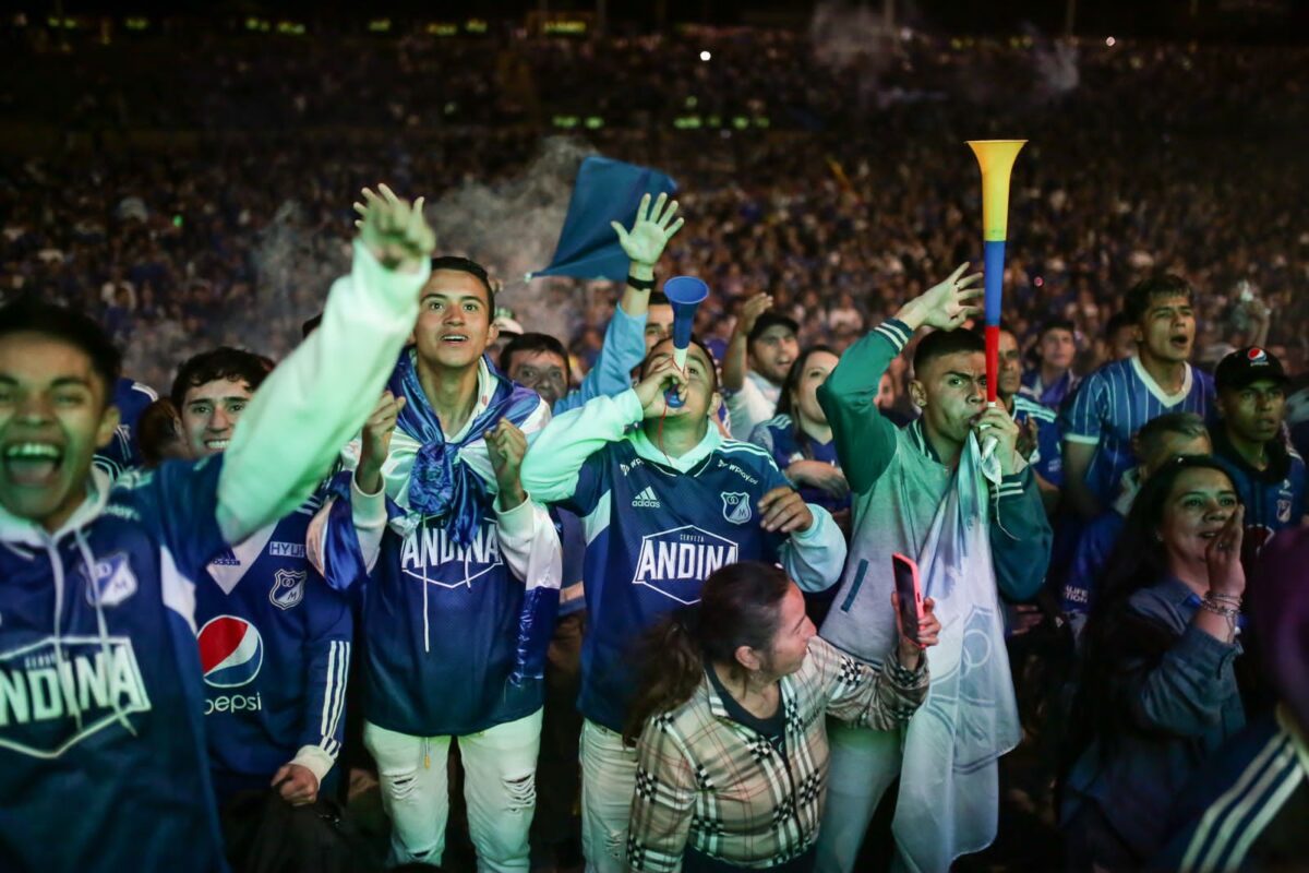 Pille si quedó ponchado en las cámaras de Q’HUBO y llévese un regalo 13 Pille si quedó ponchado en las cámaras de Q’HUBO y llévese un regalo Si usted fue de las personas que asistió al estadio Nemesio Camacho El Campín para vivir el partido de la gran final del fútbol profesional colombiano donde Millonarios salió campeón ante Nacional, puede ser el feliz ganador de un premio que Q’HUBO tiene para usted.