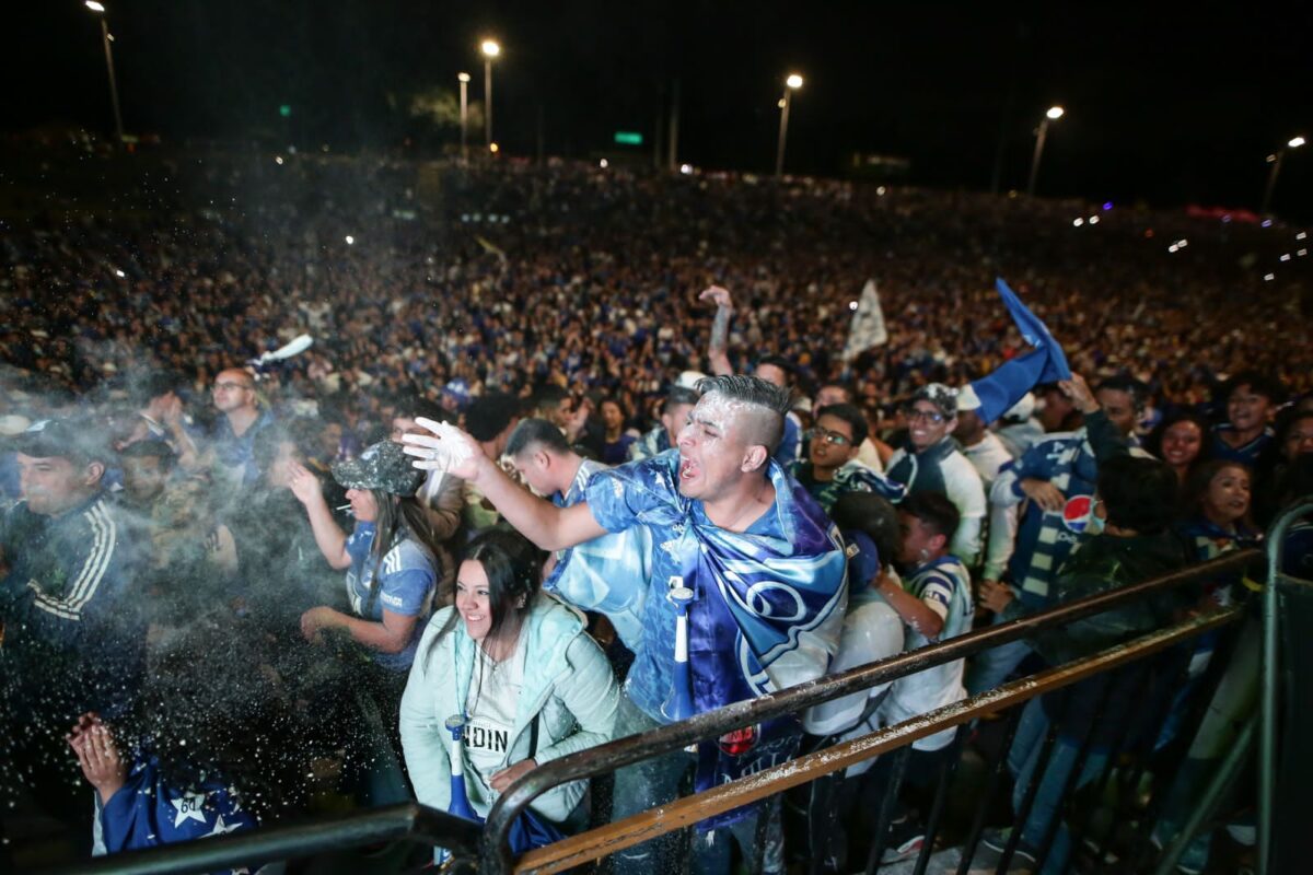 Pille si quedó ponchado en las cámaras de Q’HUBO y llévese un regalo 15 Pille si quedó ponchado en las cámaras de Q’HUBO y llévese un regalo Si usted fue de las personas que asistió al estadio Nemesio Camacho El Campín para vivir el partido de la gran final del fútbol profesional colombiano donde Millonarios salió campeón ante Nacional, puede ser el feliz ganador de un premio que Q’HUBO tiene para usted.