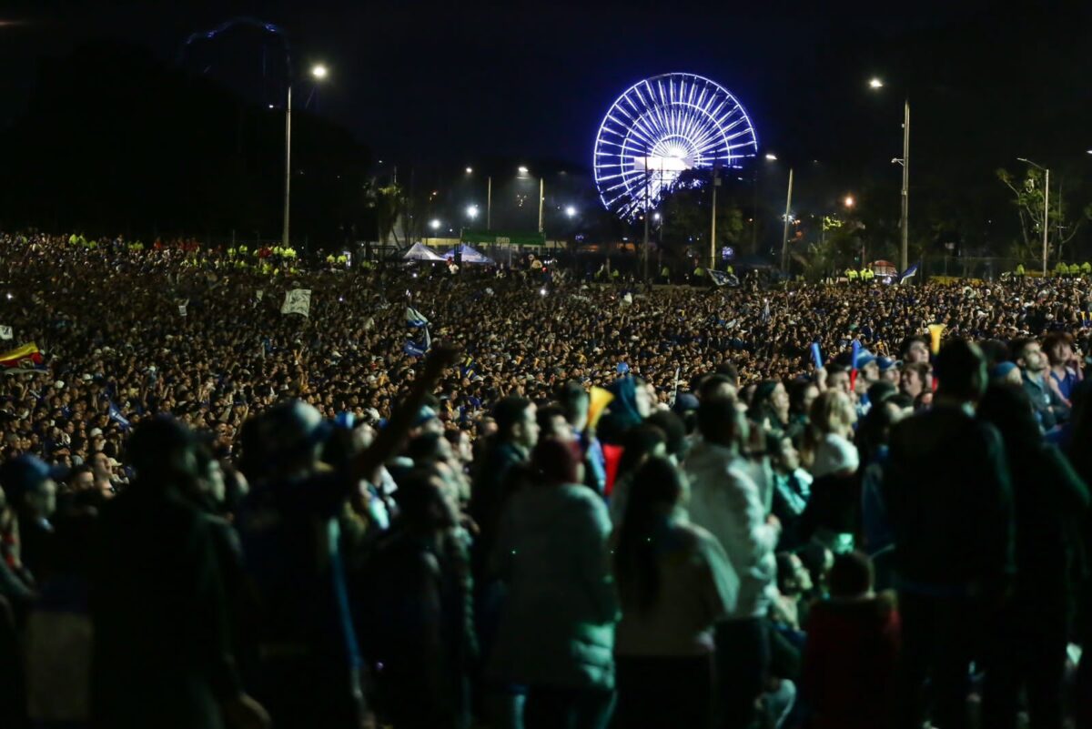 Pille si quedó ponchado en las cámaras de Q’HUBO y llévese un regalo 14 Pille si quedó ponchado en las cámaras de Q’HUBO y llévese un regalo Si usted fue de las personas que asistió al estadio Nemesio Camacho El Campín para vivir el partido de la gran final del fútbol profesional colombiano donde Millonarios salió campeón ante Nacional, puede ser el feliz ganador de un premio que Q’HUBO tiene para usted.