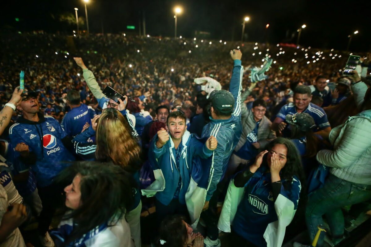 Pille si quedó ponchado en las cámaras de Q’HUBO y llévese un regalo 16 Pille si quedó ponchado en las cámaras de Q’HUBO y llévese un regalo Si usted fue de las personas que asistió al estadio Nemesio Camacho El Campín para vivir el partido de la gran final del fútbol profesional colombiano donde Millonarios salió campeón ante Nacional, puede ser el feliz ganador de un premio que Q’HUBO tiene para usted.