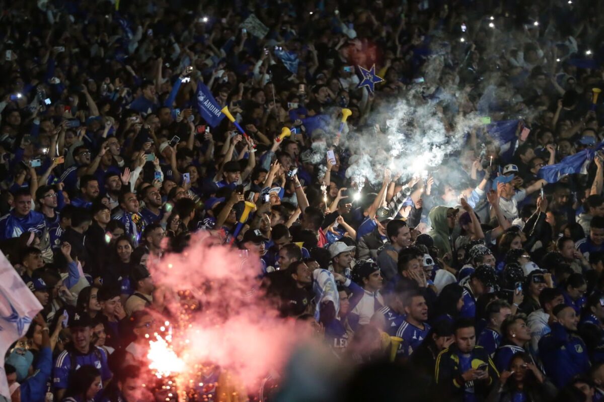 Pille si quedó ponchado en las cámaras de Q’HUBO y llévese un regalo 17 Pille si quedó ponchado en las cámaras de Q’HUBO y llévese un regalo Si usted fue de las personas que asistió al estadio Nemesio Camacho El Campín para vivir el partido de la gran final del fútbol profesional colombiano donde Millonarios salió campeón ante Nacional, puede ser el feliz ganador de un premio que Q’HUBO tiene para usted.