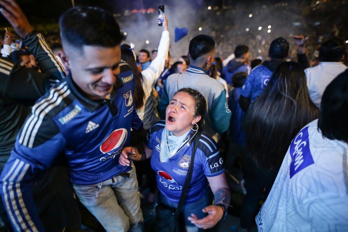 Pille si quedó ponchado en las cámaras de Q’HUBO y llévese un regalo 18 Pille si quedó ponchado en las cámaras de Q’HUBO y llévese un regalo Si usted fue de las personas que asistió al estadio Nemesio Camacho El Campín para vivir el partido de la gran final del fútbol profesional colombiano donde Millonarios salió campeón ante Nacional, puede ser el feliz ganador de un premio que Q’HUBO tiene para usted.