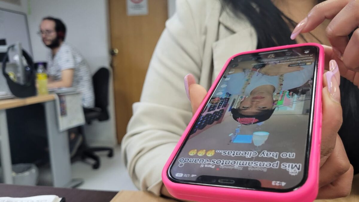 WhatsApp trabaja en una nueva actualización de fotos ¿De que se trata? 1 WhatsApp trabaja en una nueva actualización de fotos ¿De que se trata? Actualmente se rumorea que WhatsApp estaría comenzando a implementar la opción de envío de fotografías en HD, es decir, sin perder resolución, para algunos usuarios de las versiones beta de la aplicación para Android y también iOS.