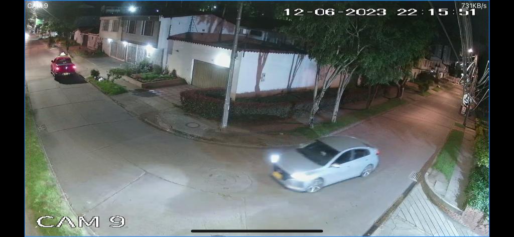 Ya son 4 las víctimas del carro gris: se robaron una camioneta en Fontibón 1 Ya son 4 las víctimas del carro gris: se robaron una camioneta en Fontibón Q'HUBO conoció en exclusiva los videos de las cámaras de seguridad del barrio Modelia, en Fontibón, donde los ladrones del carro gris atacaron de nuevo y esta vez hurtaron una camioneta.