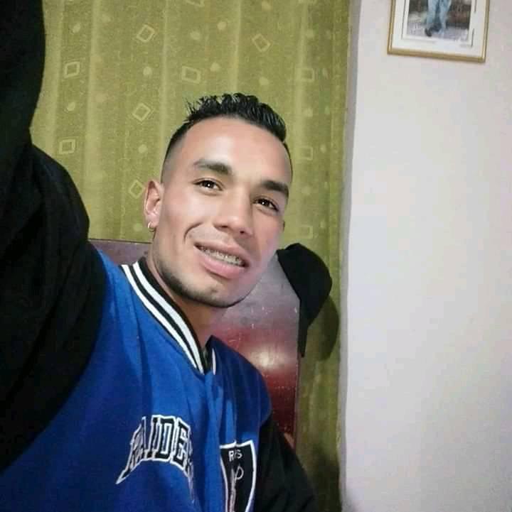 A puñal asesinan a Yeison en Facatativá Tras escuchar el relato, los uniformados procedieron con el traslado del herido a un centro asistencial y a corroborar la información suministrada. Resultó que sí, en efecto, los bomberos habían trasladado a un joven, identificado como Yeison Ramos Rueda, quien presentaba heridas en su hombro derecho y en la zona torácica. Pese al oportuno y urgente traslado, Yeison murió minutos después de ser ingresado al centro médico a raíz del mortal compromiso que sus órganos vitales sufrieron durante el ataque.