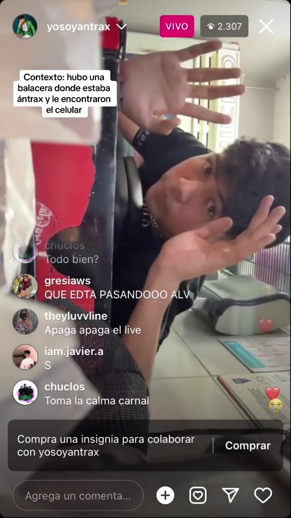 Un influencer quedó atrapado en un tiroteo mientras hacía una transmisión en vivo 1 Un influencer quedó atrapado en un tiroteo mientras hacía una transmisión en vivo Un influenciador mexicano conocido en las redes sociales como 'Yo Soy Antrax' grabó el momento de terror que vivió mientras se encontraba realizando una transmisión en vivo, pues estuvo presente en el momento exacto en el que se llevó a cabo un tiroteo, situación que dejó al influenciador y a sus seguidores bastante asustados.