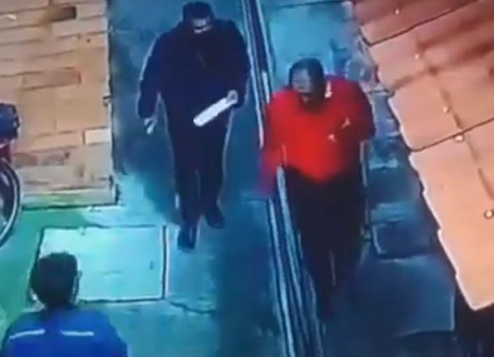 Ladrones se disfrazaron de empleados de un banco y le robaron $19 millones a un hombre
