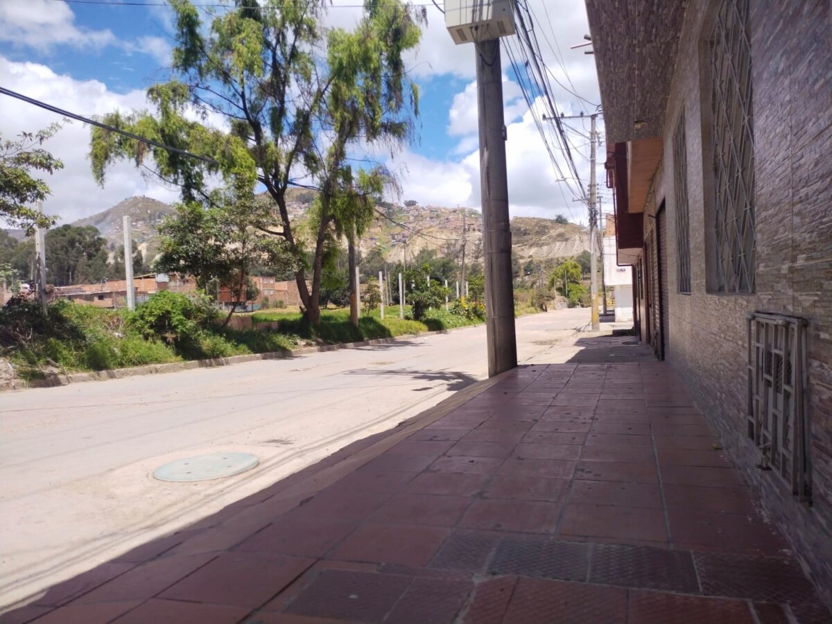 Crimen a bala en Soacha terminó en una asonada 2 Crimen a bala en Soacha terminó en una asonada Un joven de 24 años fue la víctima del crimen a bala ocurrido en el barrio Llano Grande, en Soacha, y que terminó en una asonada por parte de familiares y conocidos del joven, quienes terminaron enfrentados a unidades del Undmo.