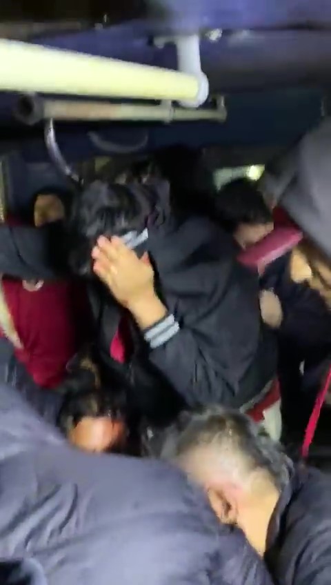 Brutal ataque a hinchas de Universitario de Perú en Bogotá 1 Brutal ataque a hinchas de Universitario de Perú en Bogotá Un bus que se movilizaba con hinchas de Universitario de Perú fue atacado por aficionados de Santa Fe.