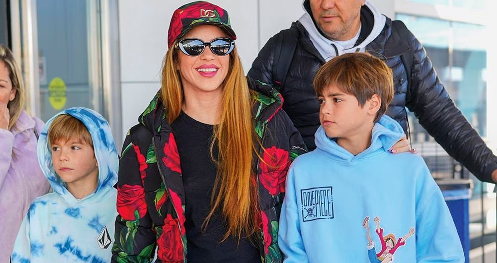 Dura noticia para Shakira: sus hijos ya conocen a Clara Chía 1 Dura noticia para Shakira: sus hijos ya conocen a Clara Chía Para sorpresa de muchos, los hijos de Shakira y Piqué ya conocen a la nueva pareja del exfutbolista español, Clara Chía.