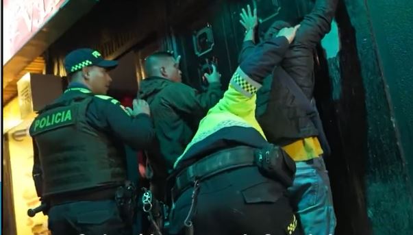 Incautaron 120 botellas de licor adulterado durante operativo policial en Kennedy 1 Incautaron 120 botellas de licor adulterado durante operativo policial en Kennedy