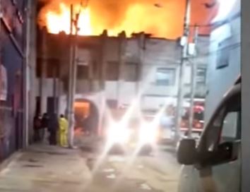 Voraz incendio de una bodega en Los Mártires 1 Voraz incendio de una bodega en Los Mártires