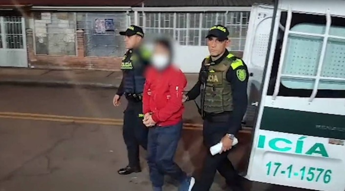 Ataque de perro pitbull dejó a 3 menores heridos en Engativá 2 Ataque de perro pitbull dejó a 3 menores heridos en Engativá El dueño del perro pitbull que atacó a los 3 menores en el barrio La Serena, de Engativá, fue capturado y la familia de uno de los menores le aseguró a Q'HUBO que irán hasta las últimas consecuencias para exigir justicia.