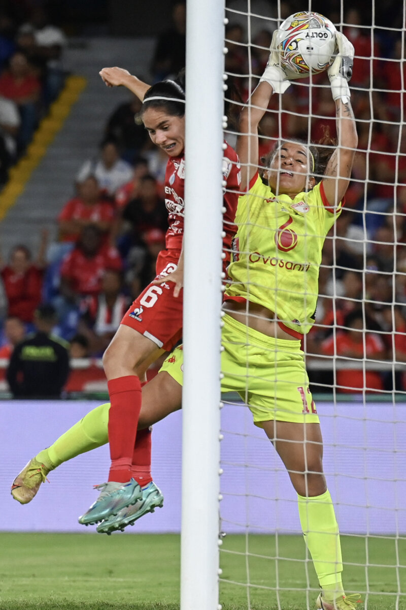 ¡Si no se sufre no vale! Santa Fe se coronó campeón de la Liga Femenina de fútbol 1 ¡Si no se sufre no vale! Santa Fe se coronó campeón de la Liga Femenina de fútbol Santa Fe se coronó campeón de la Liga Femenina de fútbol colombiano tras empatar sin goles contra América de Cali en el Pascual Guerrero, luego de la victoria 2 a 0 en el juego de ida, disputado en El Campín.