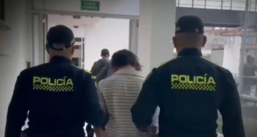 Capturaron a peligroso expendedor de droga en Soacha La Policía Metropolitana de Soacha informó que durante la noche del lunes 12 de junio se llevó a cabo la captura de un sujeto que se dedicaba al expendio de drogas en los colegios y parques del barrio Villa Luz del municipio de Soacha.
