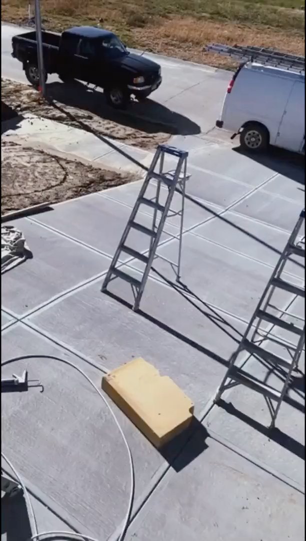 ¡Aterrador! Fantasma movió escalera en pleno trasteo Un supuesto fantasma habría movido una escalera a plena luz del día.