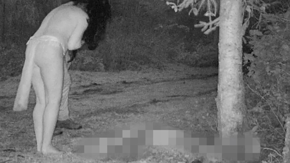 ¡De no creer! Mujer captó a dos brujas en el patio de su casa Mujer afirma haber visto a dos brujas en el patio de su casa comiéndose un cadáver.