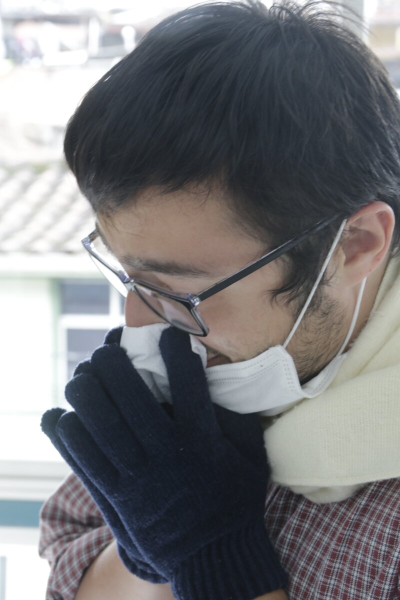 ¡Hágale el quite a la gripa! Según la Organización Mundial de la Salud, la gripe, también conocida como influenza, es una enfermedad respiratoria contagiosa que infecta la nariz, la garganta y los pulmones. Puede ocasionar episodios desde leves hasta graves, y a veces llega a ser mortal. Esta enfermedad viral se contagia fácilmente de persona a persona por medio de microgotas en la tos o estornudos y suele propagarse rápidamente en forma de epidemias estacionales. 