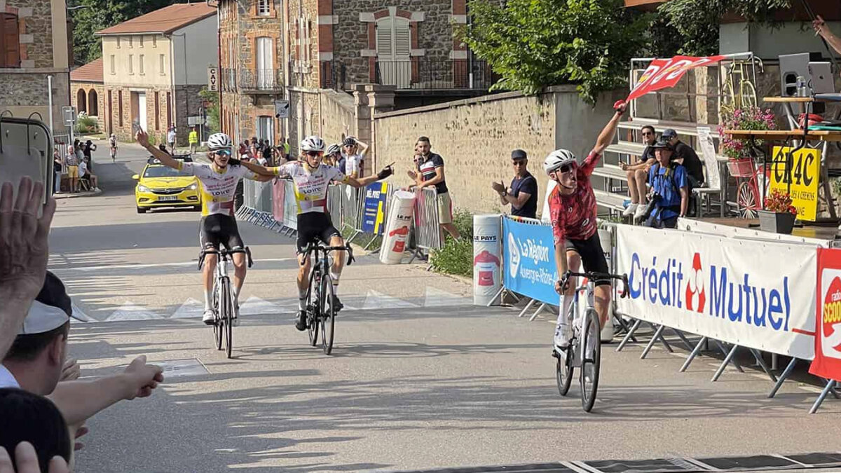 ¡Insólito! Dos ciclistas perdieron la carrera por celebrar antes de tiempo Una insólita situación se presentó durante una pequeña carrera de ciclismo Sub-23 disputada en Francia, cuando dos ciclistas dejaron escapar el triunfo por ponerse a celebrar a pocos metros de cruzar la meta, situación que otro de los deportistas aprovechó para arrebatarles la victoria.