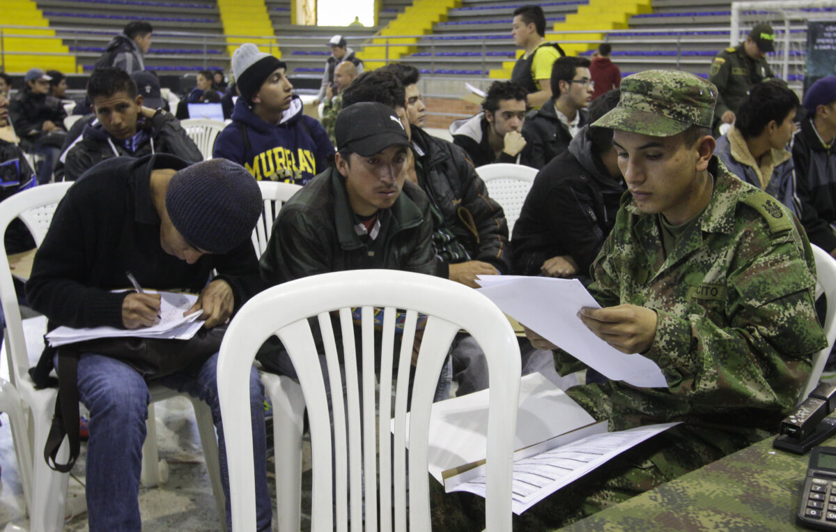 ¡Ofertón en el ejército para remisos! Varios jóvenes del país, y otros no tan jóvenes, tienen cuentas pendientes con el Ejército por no definir su situación militar. Y aunque en muchas ocasiones se han lanzado programas para quienes deseen vincularse y prestar el servicio militar, en esta ocasión la Unidad de Reservistas ha lanzado una convocatoria especial para que los remisos puedan arreglar sus líos, obteniendo un 60% de descuento en el valor de la libreta, y un 90% en las multas que tengan.