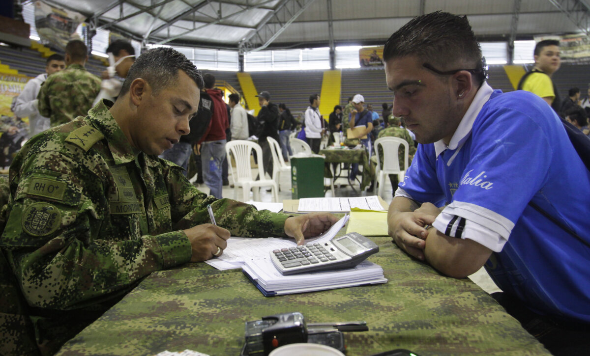 ¡Ofertón en el ejército para remisos! Varios jóvenes del país, y otros no tan jóvenes, tienen cuentas pendientes con el Ejército por no definir su situación militar. Y aunque en muchas ocasiones se han lanzado programas para quienes deseen vincularse y prestar el servicio militar, en esta ocasión la Unidad de Reservistas ha lanzado una convocatoria especial para que los remisos puedan arreglar sus líos, obteniendo un 60% de descuento en el valor de la libreta, y un 90% en las multas que tengan.