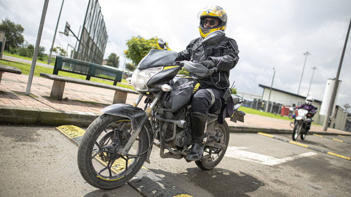 ¡Pilas! Restricción de parrillero en moto se levanta desde el 1 de julio Desde la medianoche de este 1 de julio los moteros de la capital podrán volver a movilizarse con parrillero debido a que se levanta la restricción que regía los jueves, viernes y sábados entre 7:00 p.m. y 4:00 a.m..