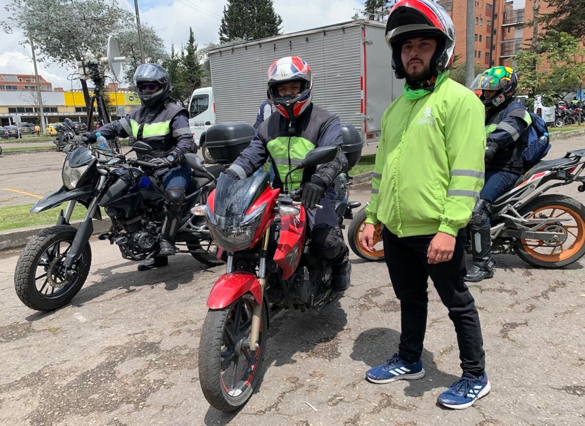 ¡Pilas! Restricción de parrillero en moto se levanta desde el 1 de julio 1 ¡Pilas! Restricción de parrillero en moto se levanta desde el 1 de julio Desde la medianoche de este 1 de julio los moteros de la capital podrán volver a movilizarse con parrillero debido a que se levanta la restricción que regía los jueves, viernes y sábados entre 7:00 p.m. y 4:00 a.m..