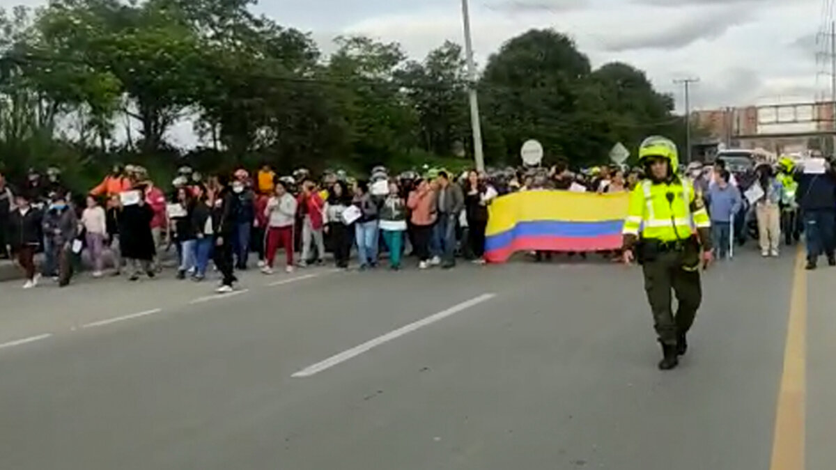 ¡Pilas! Se presentan bloqueos por la calle 13 y hay congestión en la movilidad Por manifestaciones en la calle 13 a esta hora se presentan problemas en la movilidad por la localidad de Fontibón.