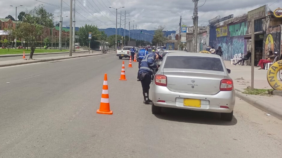 ¡Pilas le clavan una multa! Atento al horario para ingresar a Bogotá Para los viajeros que estarán retornando a Bogotá durante este lunes festivo 19 de junio, la Secretaría de Movilidad hizo un llamado para que se tenga en cuenta la medida de pico y placa regional en los corredores que permiten el acceso a la ciudad de Bogotá: autopista Norte, calle 13, vía al Llano, autopista Sur, calle 80, vía a La Calera, vía a Choachí, Carrera Séptima y vía Suba-Cota.