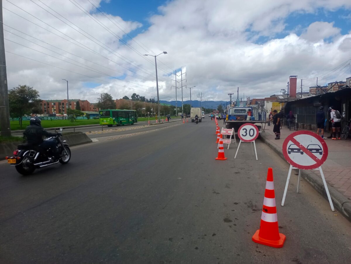 ¡Pilas le clavan una multa! Atento al horario para ingresar a Bogotá 1 ¡Pilas le clavan una multa! Atento al horario para ingresar a Bogotá Para los viajeros que estarán retornando a Bogotá durante este lunes festivo 19 de junio, la Secretaría de Movilidad hizo un llamado para que se tenga en cuenta la medida de pico y placa regional en los corredores que permiten el acceso a la ciudad de Bogotá: autopista Norte, calle 13, vía al Llano, autopista Sur, calle 80, vía a La Calera, vía a Choachí, Carrera Séptima y vía Suba-Cota.