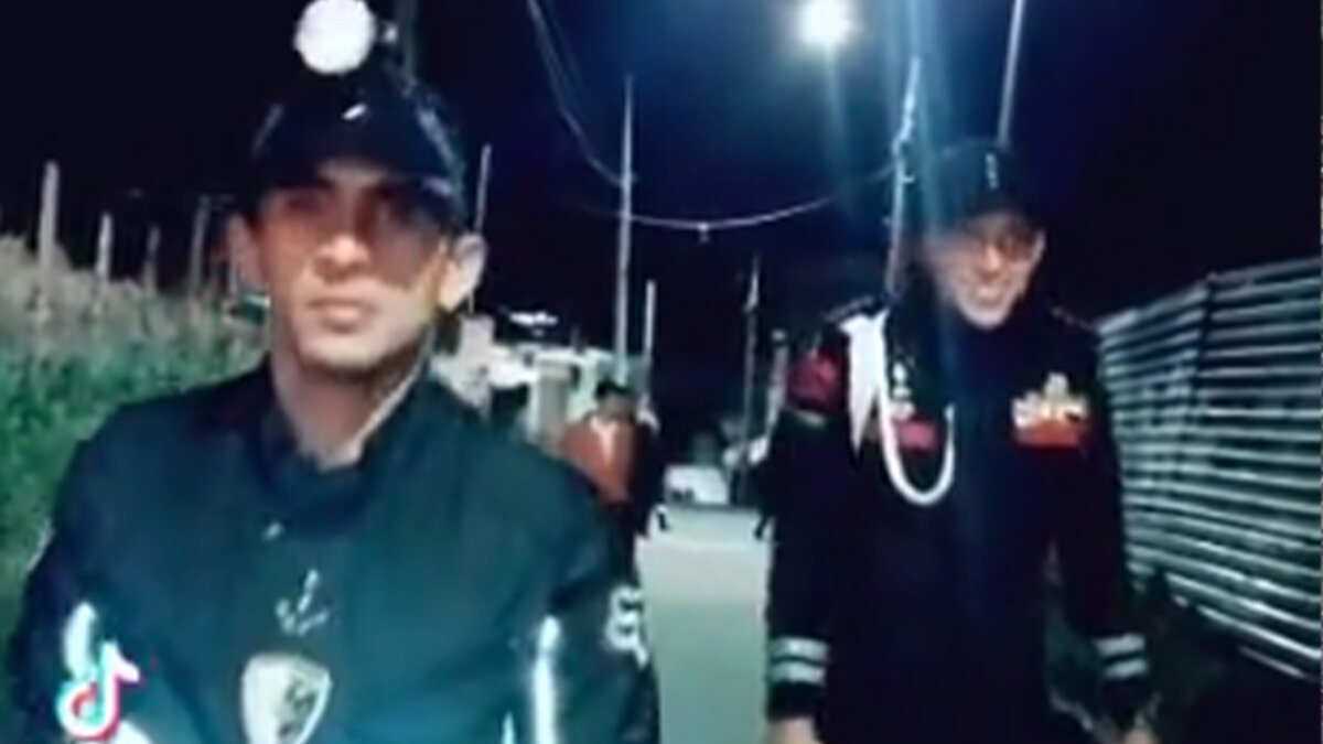 ¿Grupos civiles de patrullaje en San Cristobal? En las últimas horas un video que se viralizó a través de redes sociales en el que varios hombres aseguran estar haciendo labores de patrullaje en la localidad de San Cristóbal, ha generado alerta en las autoridades y preocupación en un sector de la ciudadanía que ve con zozobra y sospecha la supuesta conformación de grupos alternos a las autoridades que conforman supuestas patrullas de seguridad en sectores específicos.