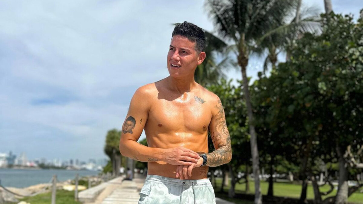¿Se define el futuro de James Rodríguez? 3 ¿Se define el futuro de James Rodríguez? Hace algunas semanas el futbolista colombiano James Rodríguez terminó su vinculación, de mutuo acuerdo, con el Olympiakos de Grecia. Esta noticia impactó a los medios europeos y nacionales porque el cucuteño estaba teniendo una continuidad importante, lo cual era un aspecto positivo para su rendimiento físico y sus posibilidades de estar con la Selección Colombia.