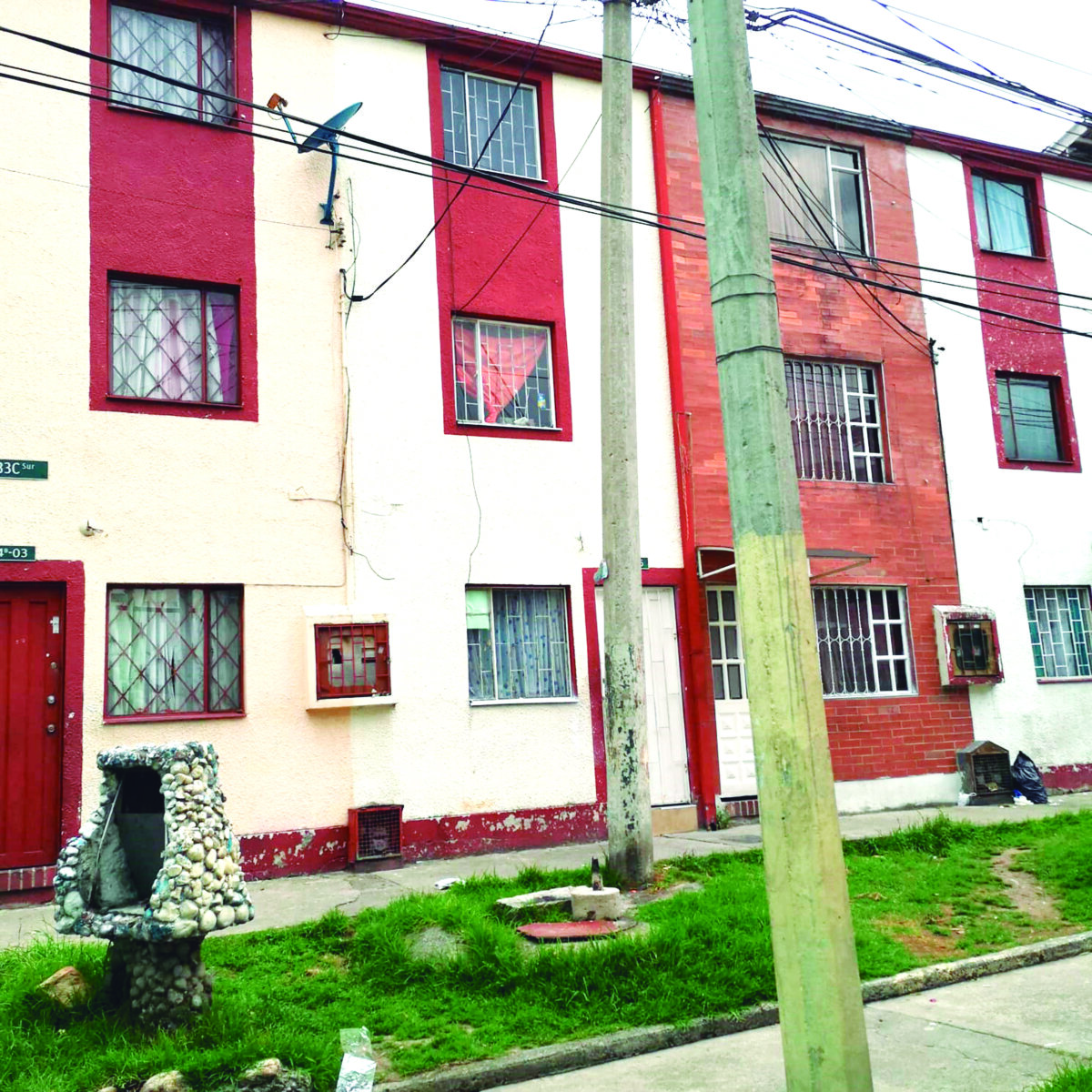 Nuevos detalles en caso del joven que mató a la expareja de su novia en San Cristóbal Los gritos que se escucharon al interior de una vivienda en el barrio San Isidro, en San Cristóbal, alertaron a la comunidad y provocó el llamado a las autoridades, quienes al llegar se encontraron con dos hombres y una mujer con heridas ocasionadas con arma cortopunzante. Minutos después uno de los jóvenes murió, mientras que el otro fue capturado.