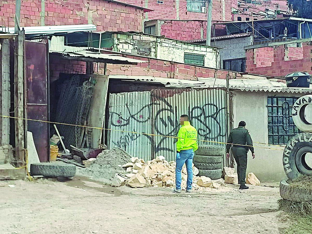 Asesinan a padre e hijo en Soacha Sobre el medio día de este sábado, el estruendoso sonido de un arma de fuego retumbó por las cuadras del barrio Rincón del Lago en el vecino municipio de Soacha. En medio de la consternación, la comunidad se dio cuenta que tres personas de una misma familia habían sido lesionadas, entre ellas un menor de tan solo 15 años.