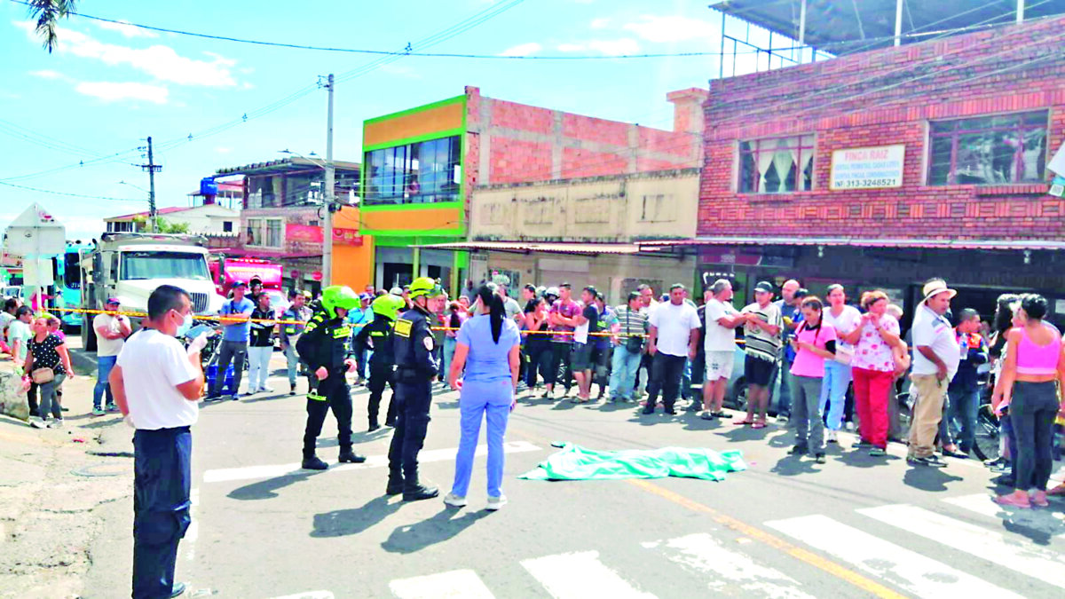 Trágico accidente cobró la vida de una niña de 11 años en Cundinamarca Un menor de edad falleció tras ser embestido por un camión en el municipio de El Colegio, en Cundinamarca.