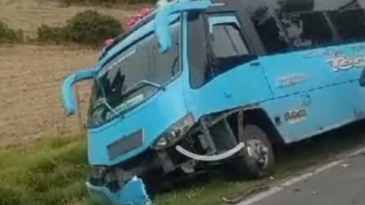 Fuerte accidente de tránsito dejó un motociclista herido en la vía Soacha-Sibaté Durante la mañana de este viernes se produjo un grave accidente de tránsito en la vía Soacha-Sibaté en el que un motociclista chocó contra un bus de servicio público de la empresa Transportes Tequendama, por el momento no se reporta ninguna víctima fatal, pero el motero resultó gravemente herido.