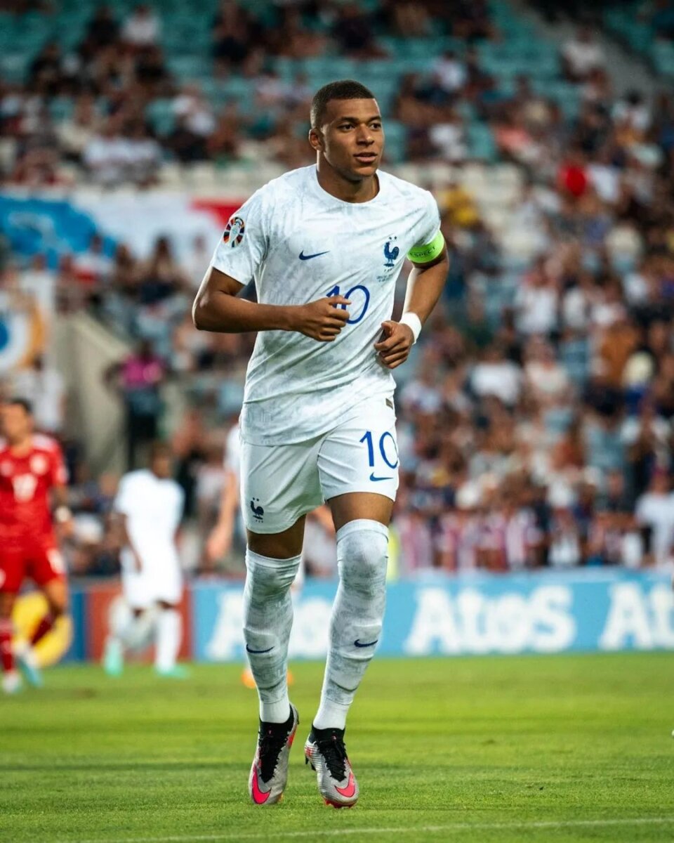 El sueldo que se ganaría Mbappé si acepta la oferta que le llegó al PSG desde Arabia Desde el club Al Hilal, de Arabia, y en donde juega el colombiano Gustavo Cuéllar, esperan que el PSG y Kylian Mbappé acepte la oferta que no es cualquier bobada, pues estarían dispuestos a pagar 300 millones de euros (1,3 billones de pesos).