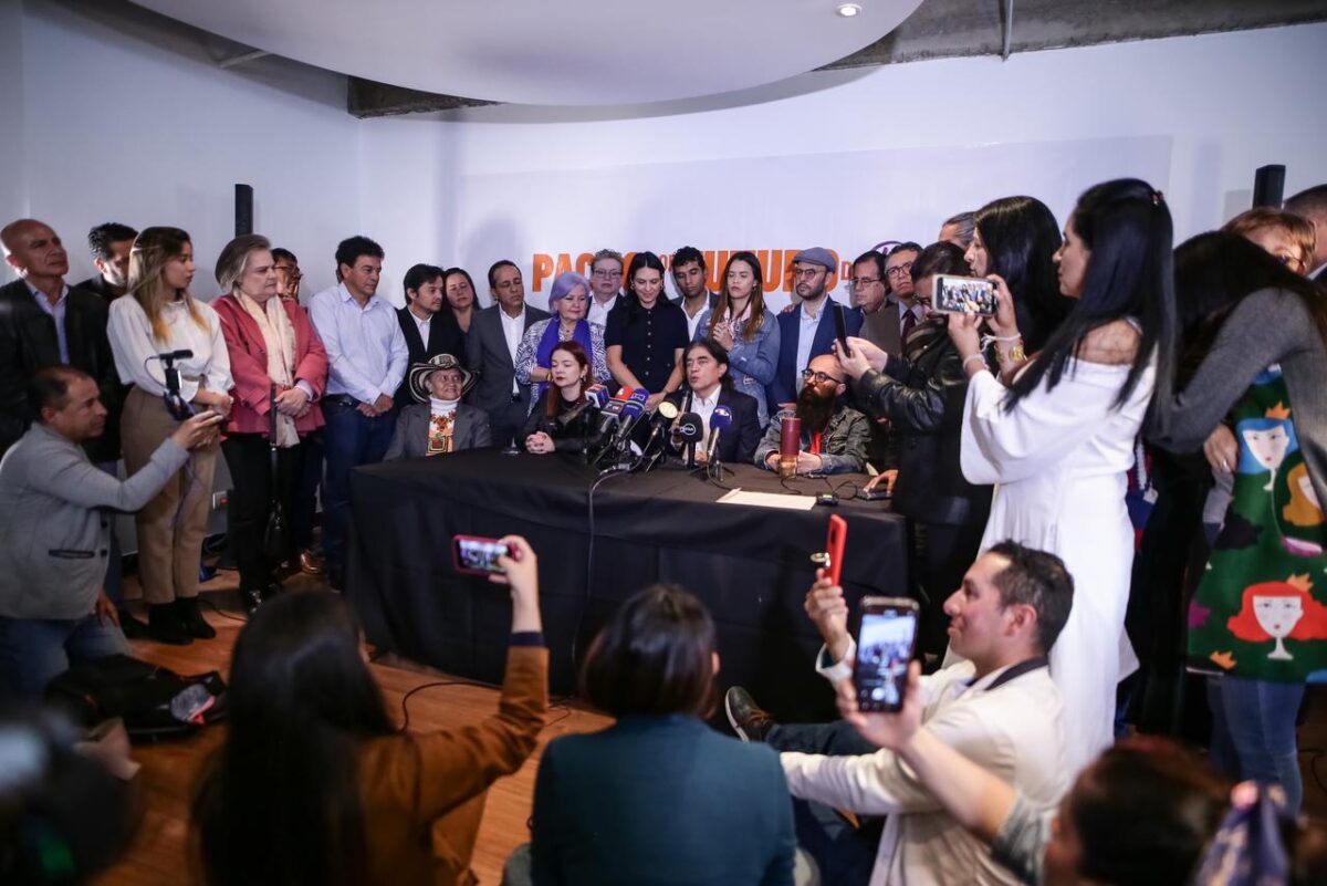 Gustavo Bolívar será candidato a la Alcaldía de Bogotá 1 Gustavo Bolívar será candidato a la Alcaldía de Bogotá El candidato a la Alcaldía de Bogotá por el Pacto Histórico, Gustavo Bolívar, aseguró que en su programa de gobierno el eje fundamental será la educación.