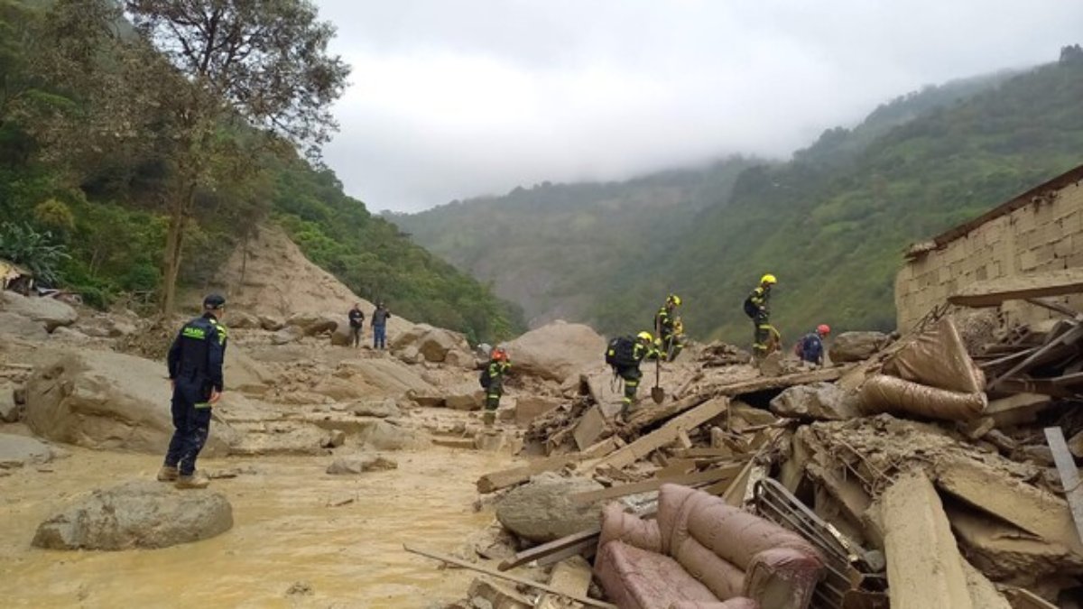 Tragedia en Quetame: a 22 muertos llegó la cifra de víctimas por avenida torrencial 5 Tragedia en Quetame: a 22 muertos llegó la cifra de víctimas por avenida torrencial Por cuenta de le emergencia en Quetame, en la noche de este jueves salieron de la zona de riesgo 118 familias y se espera retomar las labores en la zona una vez mejore el clima.