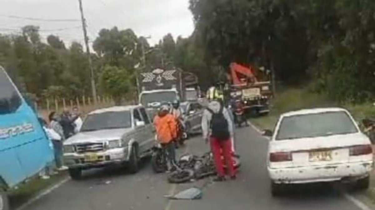 Fuerte accidente de tránsito dejó un motociclista herido en la vía Soacha-Sibaté Durante la mañana de este viernes se produjo un grave accidente de tránsito en la vía Soacha-Sibaté en el que un motociclista chocó contra un bus de servicio público de la empresa Transportes Tequendama, por el momento no se reporta ninguna víctima fatal, pero el motero resultó gravemente herido.