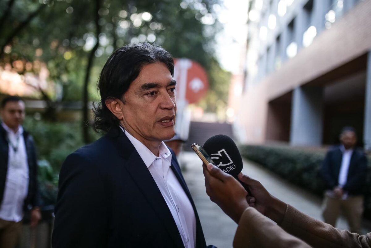 Gustavo Bolívar será candidato a la Alcaldía de Bogotá 2 Gustavo Bolívar será candidato a la Alcaldía de Bogotá El candidato a la Alcaldía de Bogotá por el Pacto Histórico, Gustavo Bolívar, aseguró que en su programa de gobierno el eje fundamental será la educación.