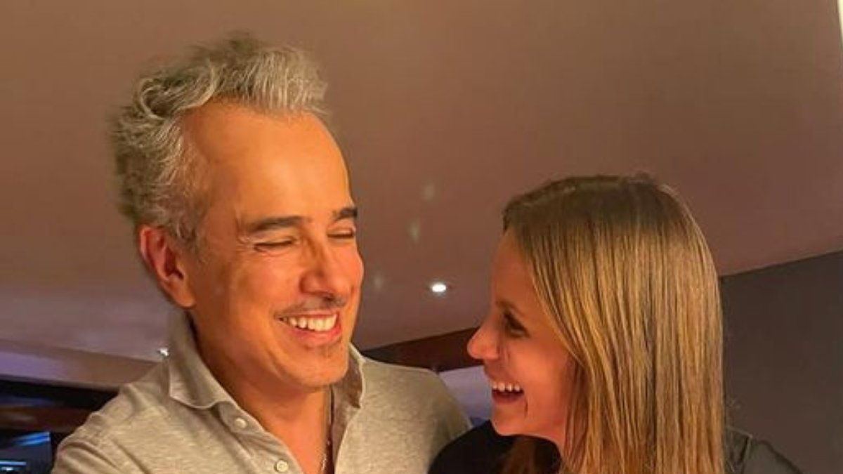 Jorge Enrique Abello volvió a ser papá y dio la noticia con un tierno video 1 Jorge Enrique Abello volvió a ser papá y dio la noticia con un tierno video El actor Jorge Enrique Abello es el padre de tres hijos: Candelaria, que nació en el 2002 producto del amor con su primera esposa, la periodista Marcela Salazar, y luego en su segundo matrimonio con la modelo y arquitecta María Isabel Gutiérrez, nacieron Antonio y María Matilde, los tres se han convertido en su mayor orgullo, pero parece que el actor tiene cariño de sobra, por lo que decidió ampliar su familia.